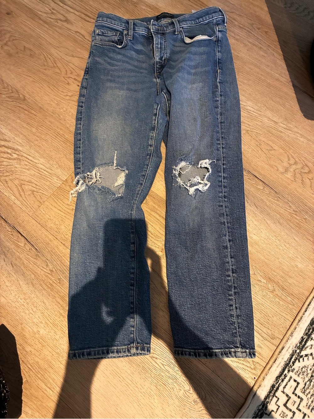 Banana Republic women’s Straight Jeans in Faded Blue with Knee Rips